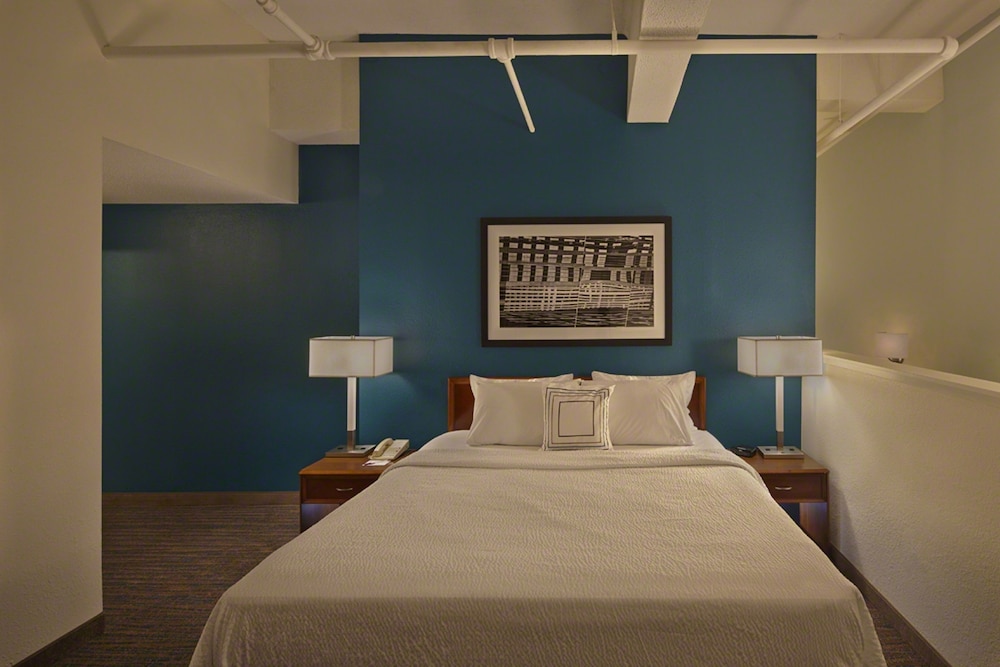 Suite, 1 Bedroom - Photo 3