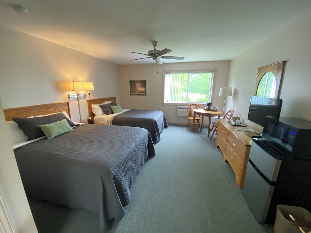 Standard Quadruple Room, 2 Queen Beds, Non Smoking, Hill View