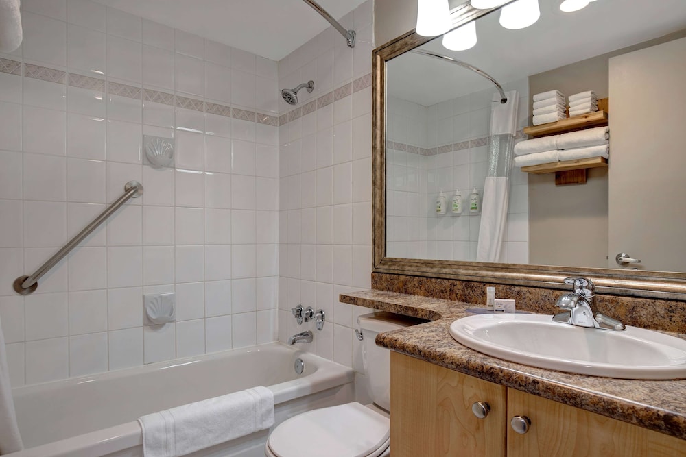1 Queen Bed Non-Smoking Water View Suite With Sofa Bed - Photo 6