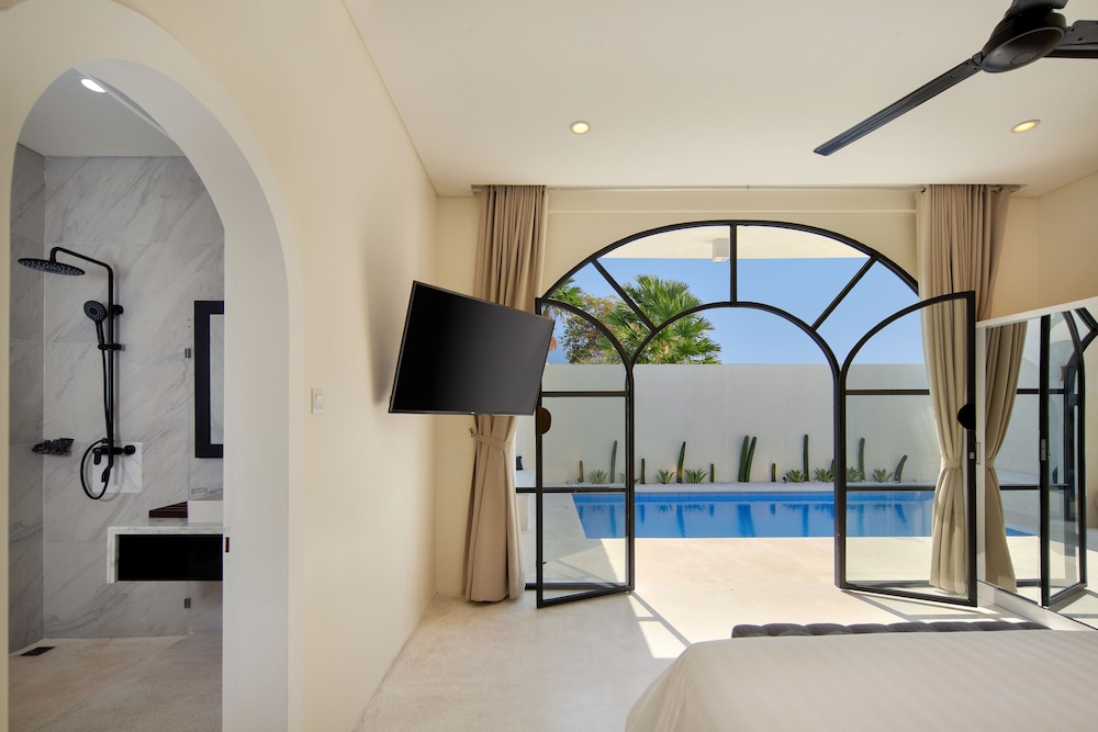 Luxury Villa, 2 Bedrooms, Pool View - Photo 14