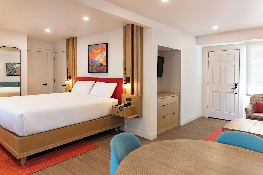 Premium Room, 1 King Bed, Poolside