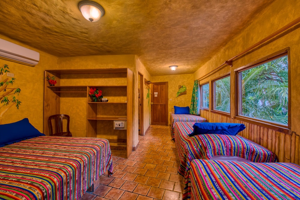 Village Room - 3 Single, 1 King photo 1
