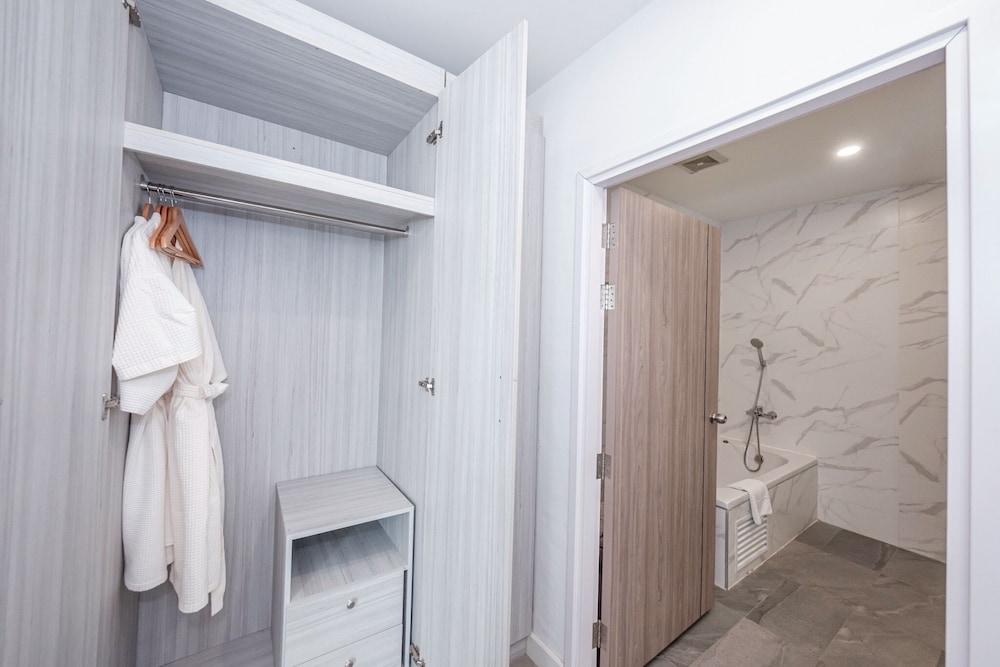 Premium Suite, 1 King Bed, Non Smoking, Private Bathroom - Photo 4