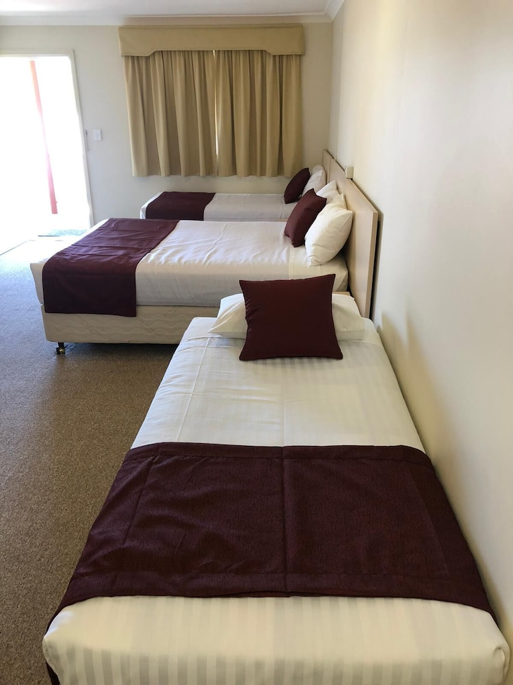 Basic Quadruple Room photo 2