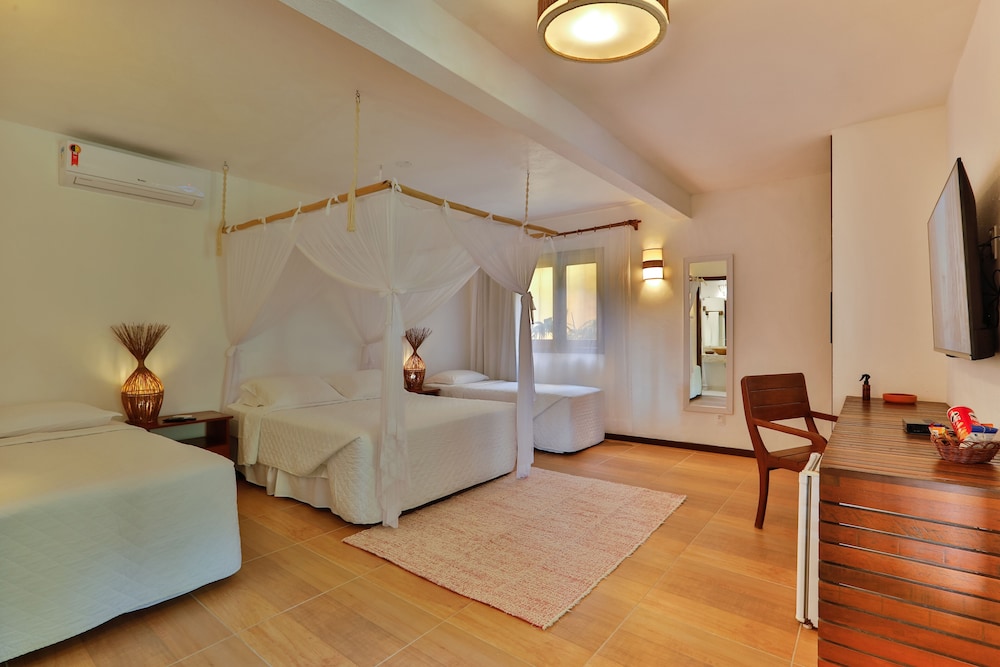 Quarto Quadruplo, com sacada, terreo, vista para o jardim