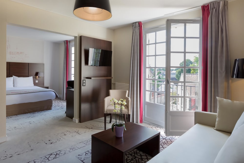 Suite, 1 King Bed, Non Smoking (Dining Table;with Sofabed)