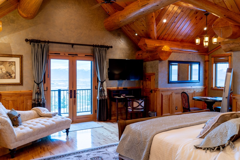 Luxury Suite, 1 King Bed, Private Bathroom, Lake View