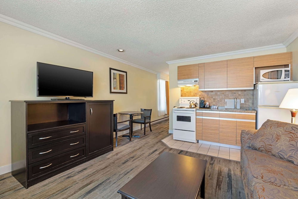 Suite, 1 Queen Bed, Non Smoking, Kitchen (with Sofabed, Full Kitchen) - Photo 2