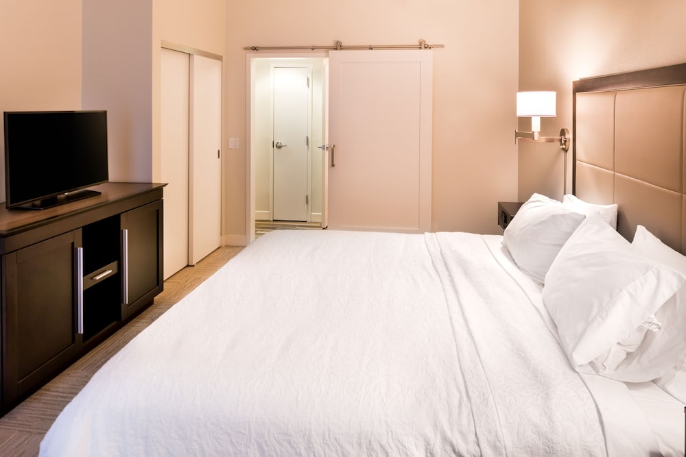 Room, 2 Queen Beds, Accessible, Bathtub (Bathtub)