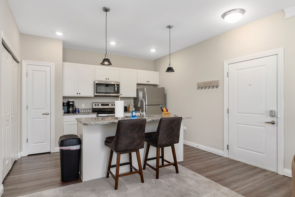 Powell Retreat Attached Garage Walk-in Shower, 사진 9