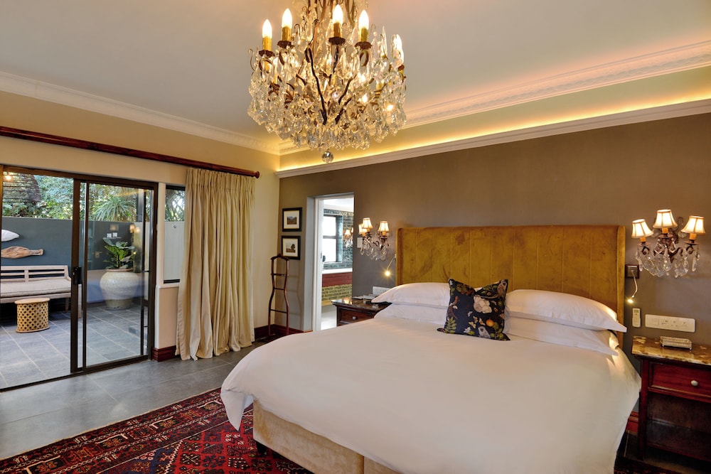 Luxury Suite with Private Jacuzzi - Photo 8
