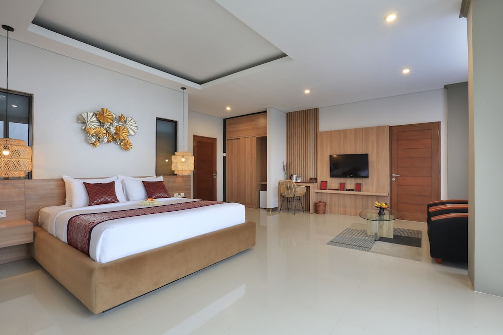 Suite Pool View - Photo 1