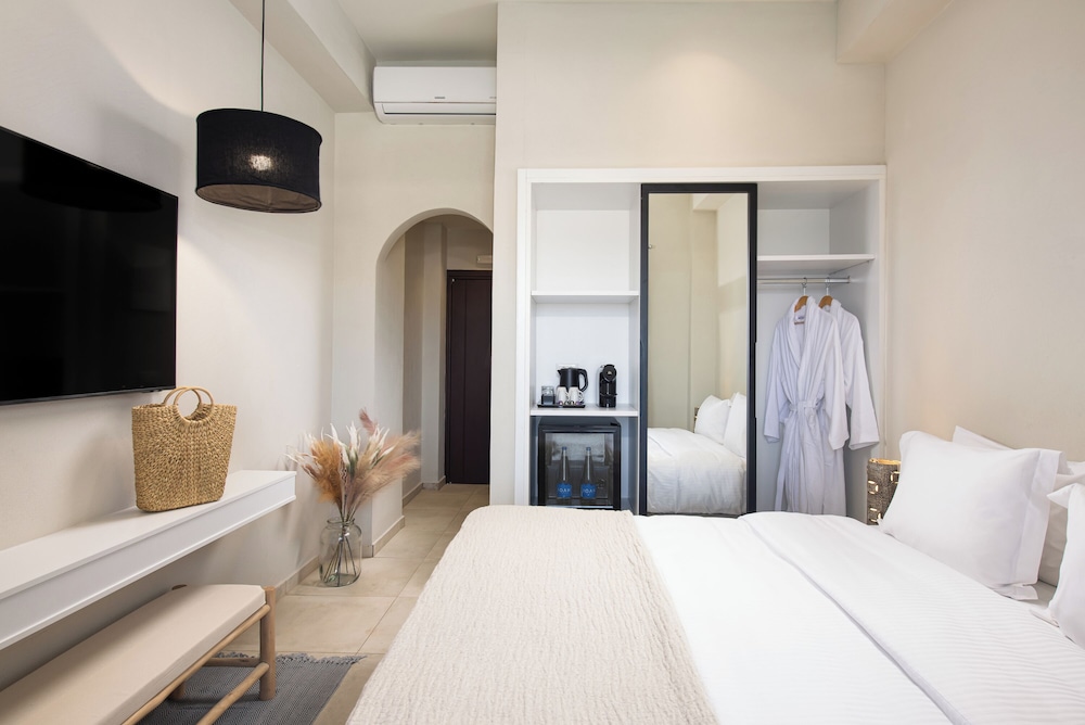 Comfort Room, Pool View - Photo 18