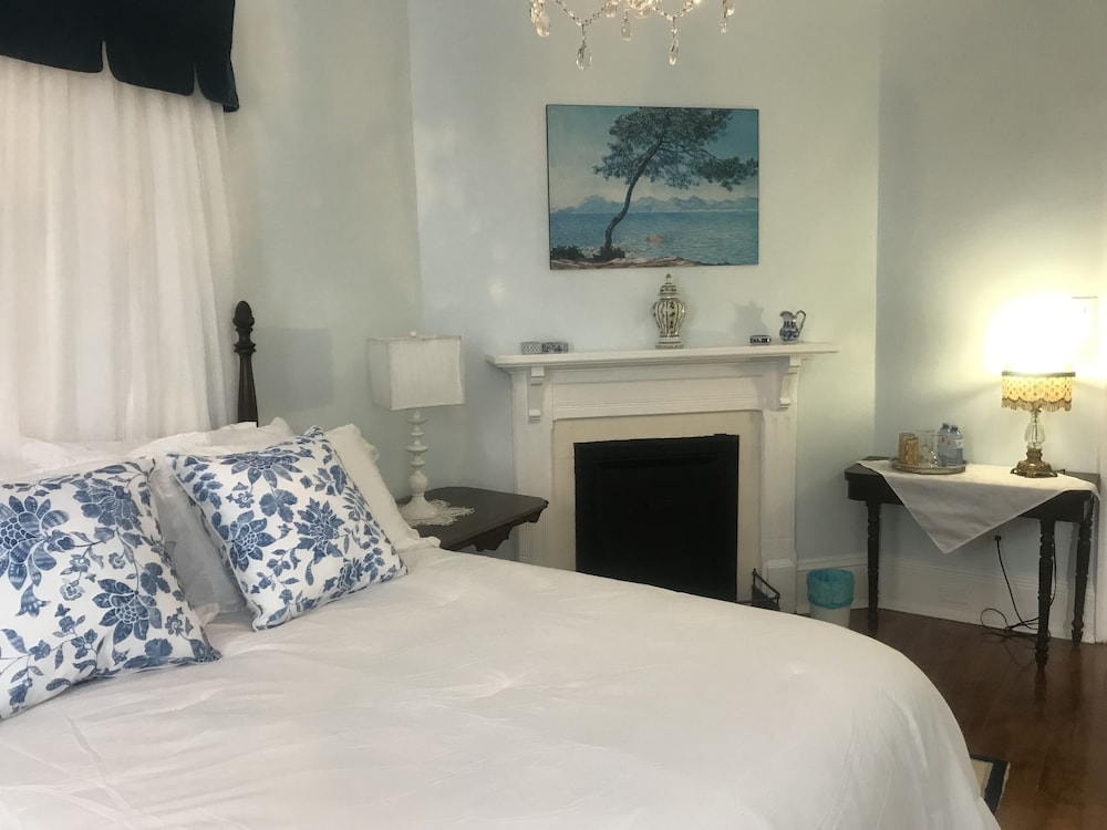 Classic Room, 1 Queen Bed photo 2