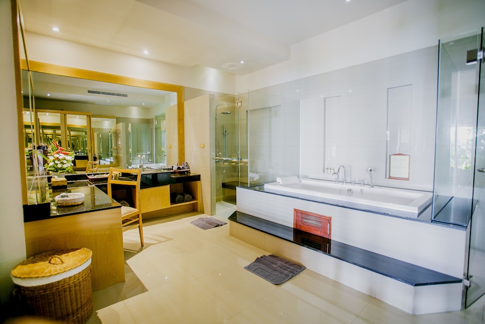 Grand Thai with Spa Bath & Private Pool - Photo 8