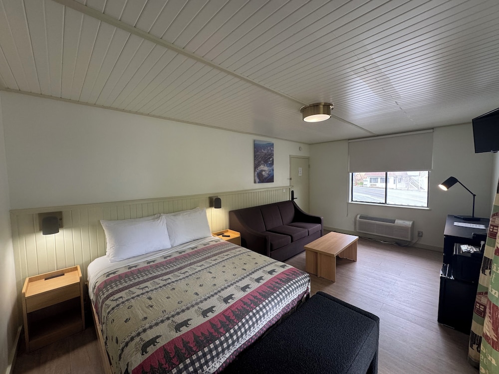 Single Room, 1 Queen Bed, River View