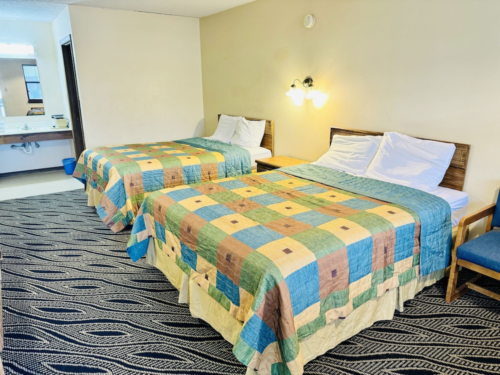 Room, 2 Queen Beds, Non Smoking, Refrigerator & Microwave photo 2