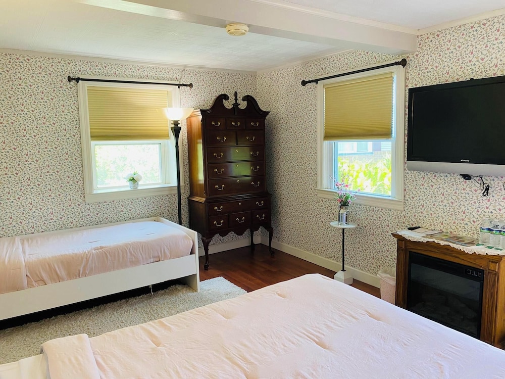 Family Double Room, Multiple Beds, Non Smoking, Ground Floor (Room 8)
