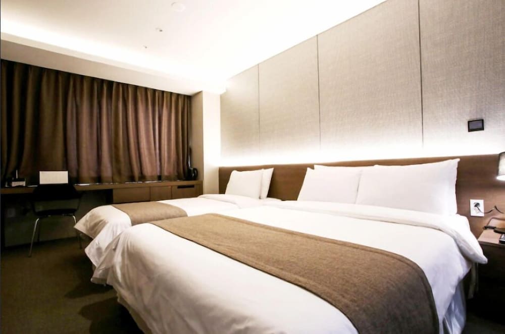 Deluxe Triple Room, City View photo 2