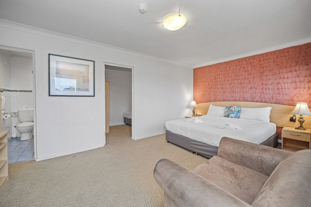 King + 2 X Single Beds photo 2