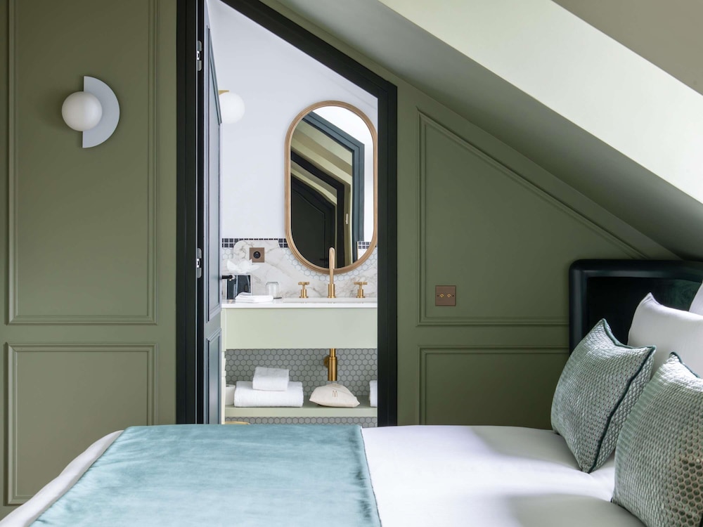 Signature Suite, 1 King Bed thumbnail 5