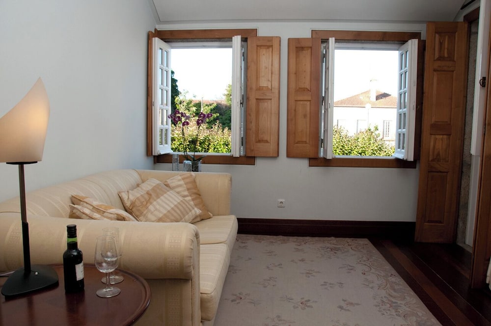 Suite, 2 Twin Beds - Photo 9