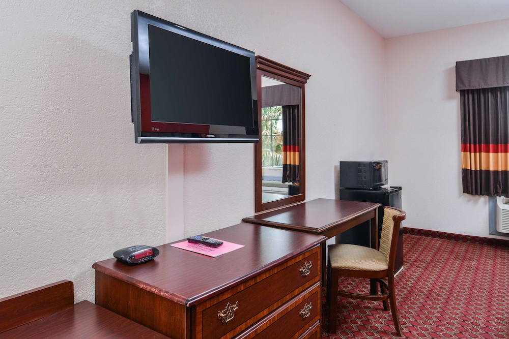 Room, 2 Queen Beds, Smoking - Photo 3