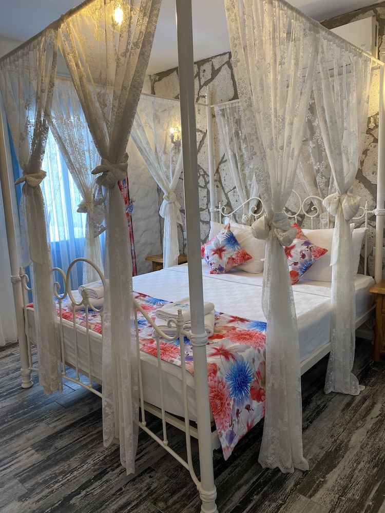 Superior Room, 1 Queen Bed, Pool View