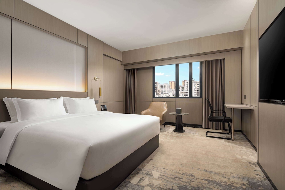 Deluxe Room, 1 King Bed, Non Smoking photo 2