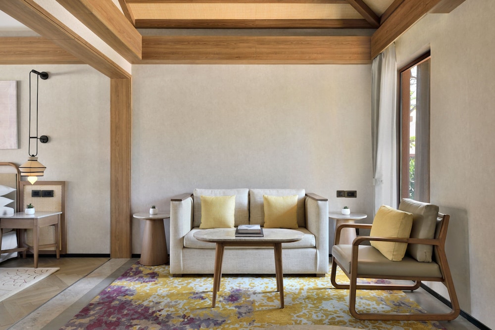 Bungalow, 1 Queen Bed, Courtyard View (Balcony)
