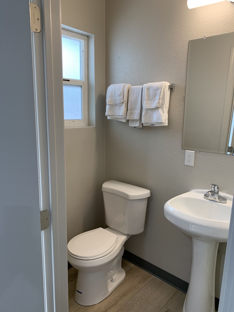 Standard Room, 1 Queen Bed - Photo 15