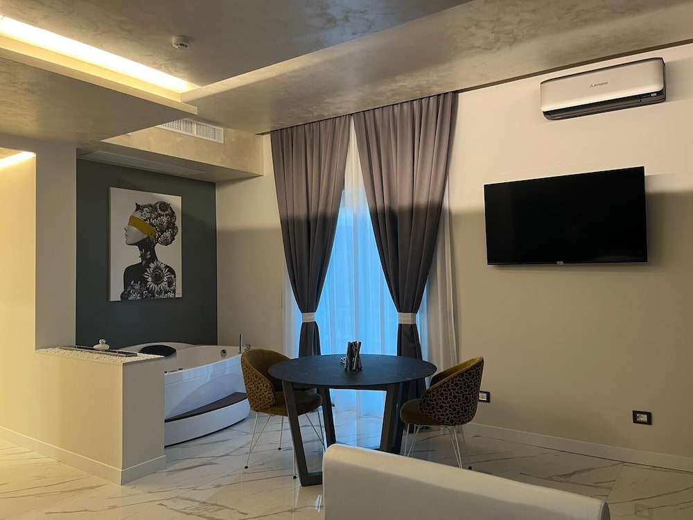 Luxury Studio Suite, Jetted Tub - Photo 4