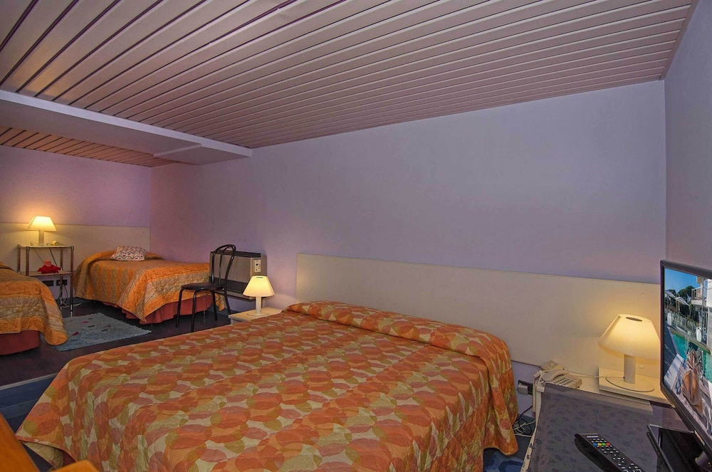 Family Room, 2 Bedrooms - Photo 18