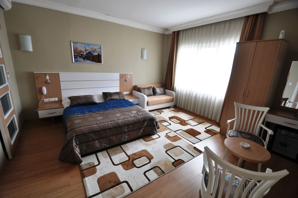 Basic Quadruple Room photo 2