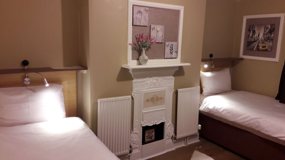 Twin Room, Shared Bathroom photo 2
