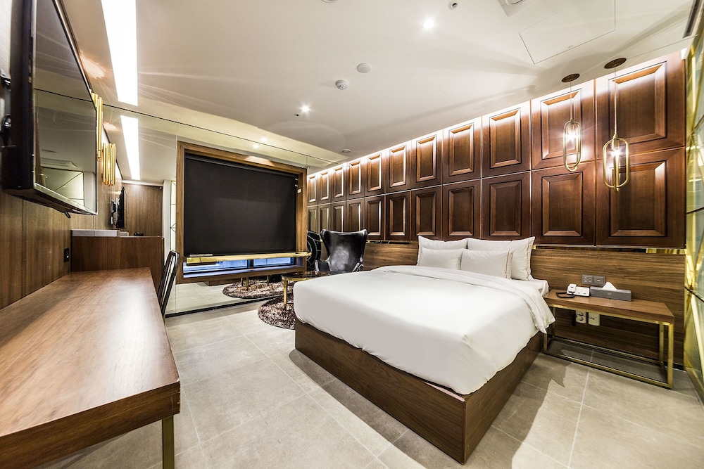 Deluxe Room (Check In: Sun-Thu 6PM FRI, SAT 10 PM)