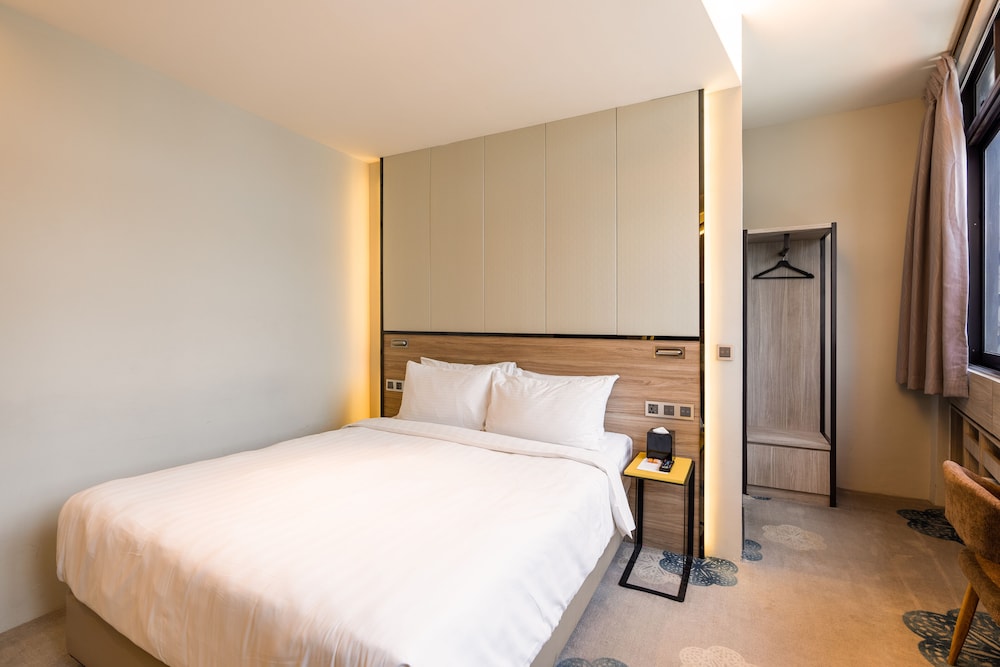 Deluxe Double Room, City View photo 3