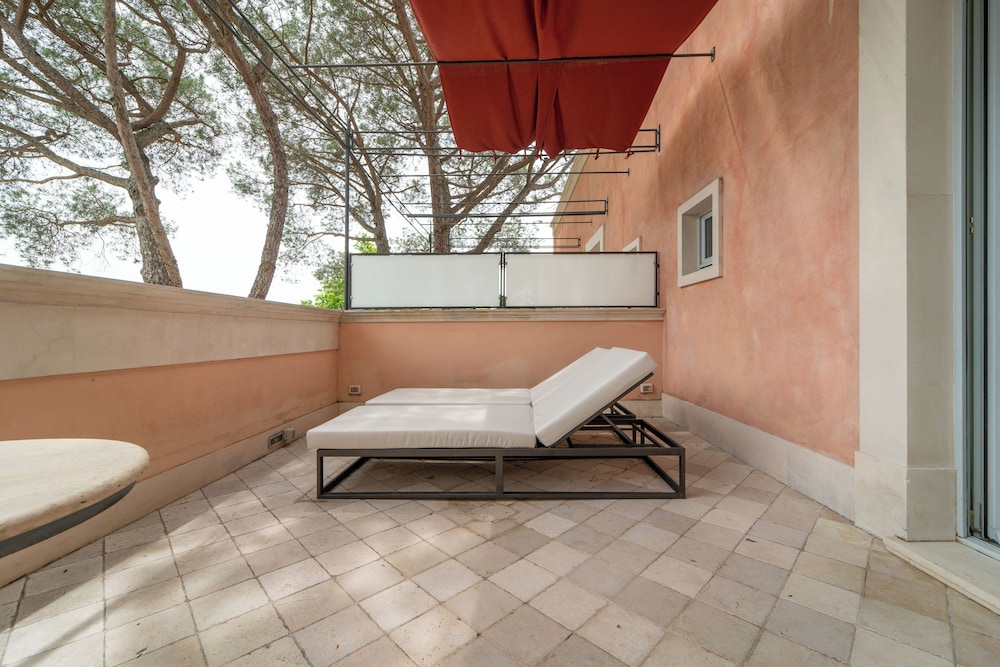 Luxury Suite, 2 Bathrooms, Park View - Photo 13