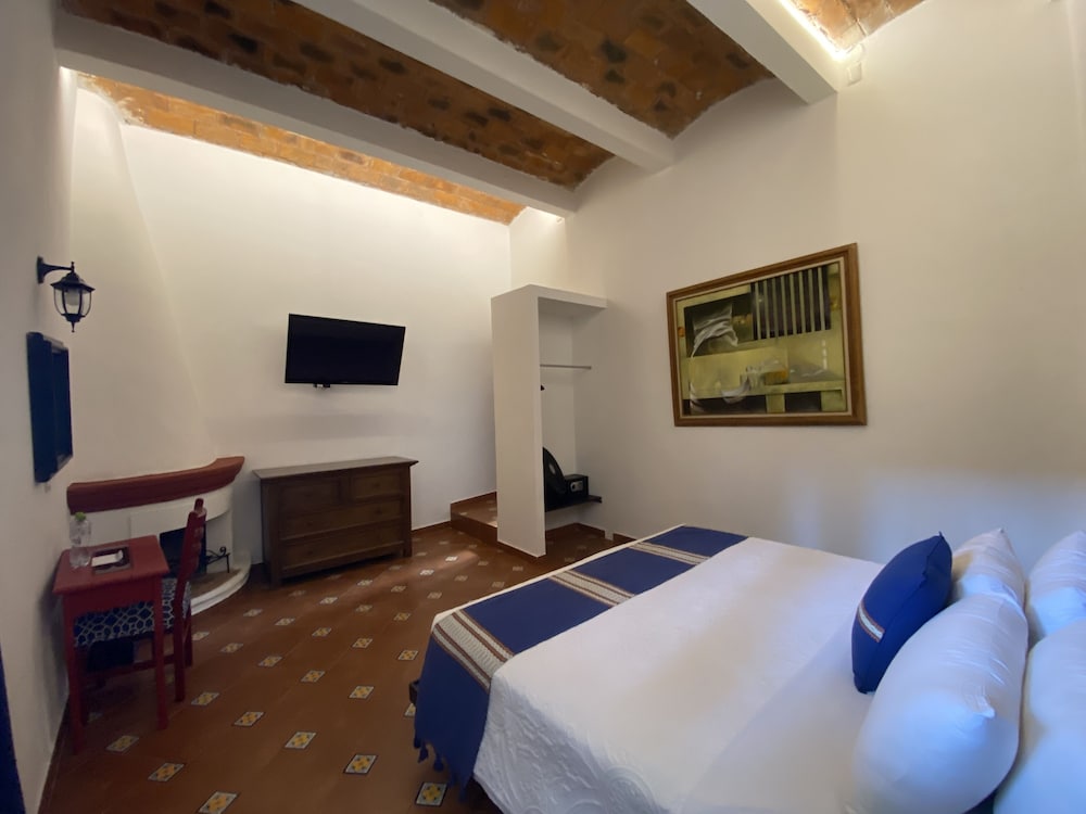Romantic Suite, Jetted Tub photo 2