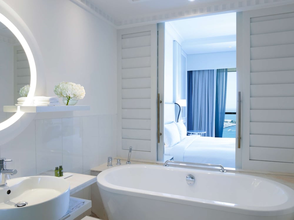 Luxury Room, 1 King Bed, Balcony, Sea View thumbnail 5