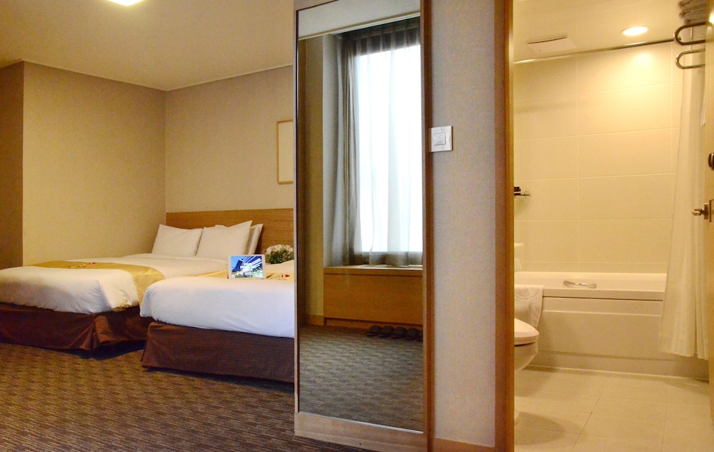 [Early Bird] Family Deluxe Twin Room - Non-Refundable (1 reschedule is allowed)