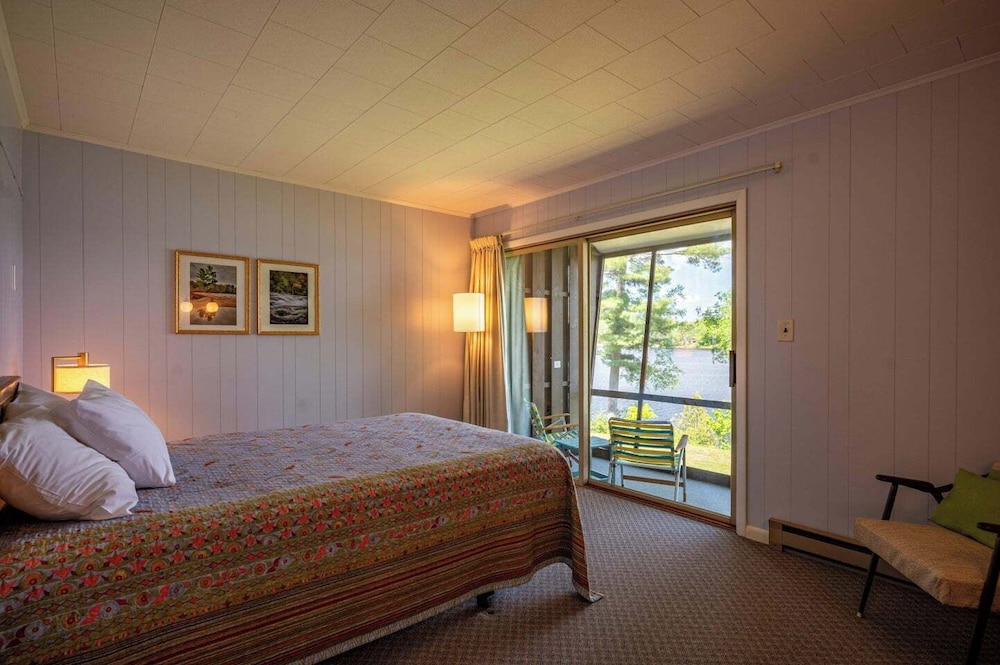 Double Room, 1 Queen Bed, Patio, Lake View photo 1