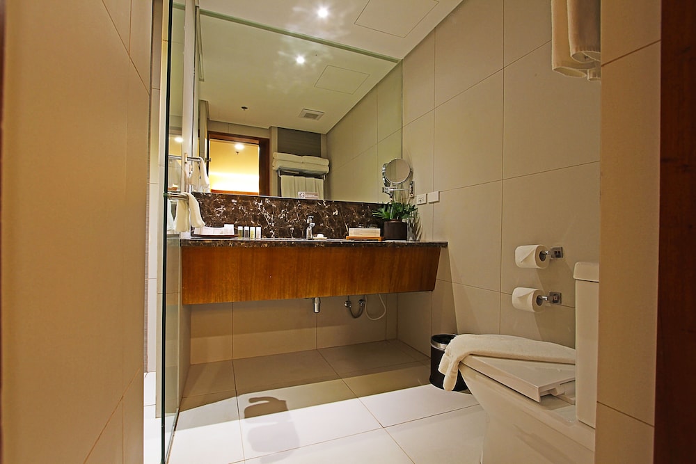 Family Quadruple Room, Multiple Beds, Non Smoking, Balcony (1 queen and 2 double beds) - Photo 8