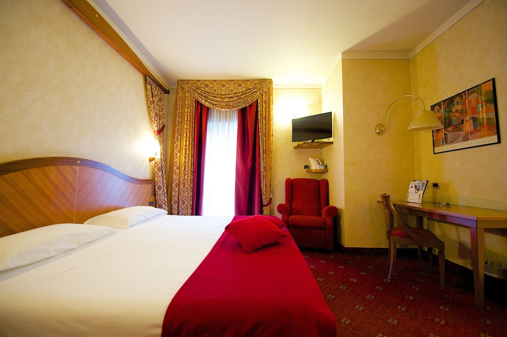 Standard Room, 1 Queen Bed - Photo 7