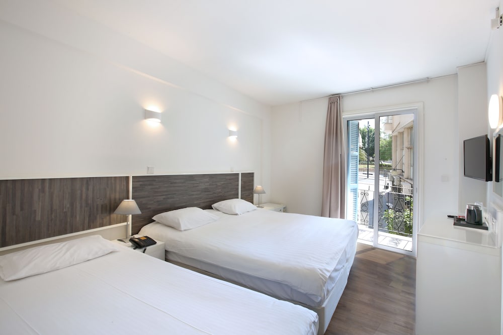 Standard Room, 3 Twin Beds - Photo 1