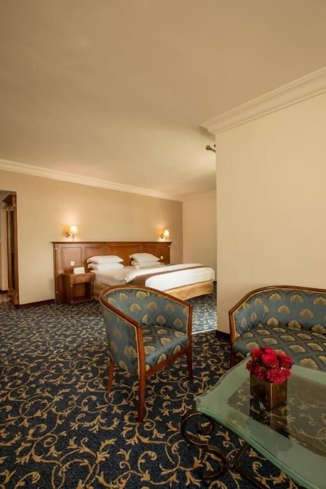 Executive Suite - Photo 1