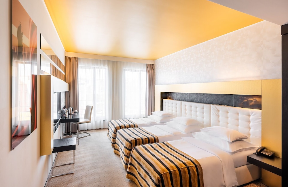 Classic Double or Twin Room with Extra Bed - Photo 7