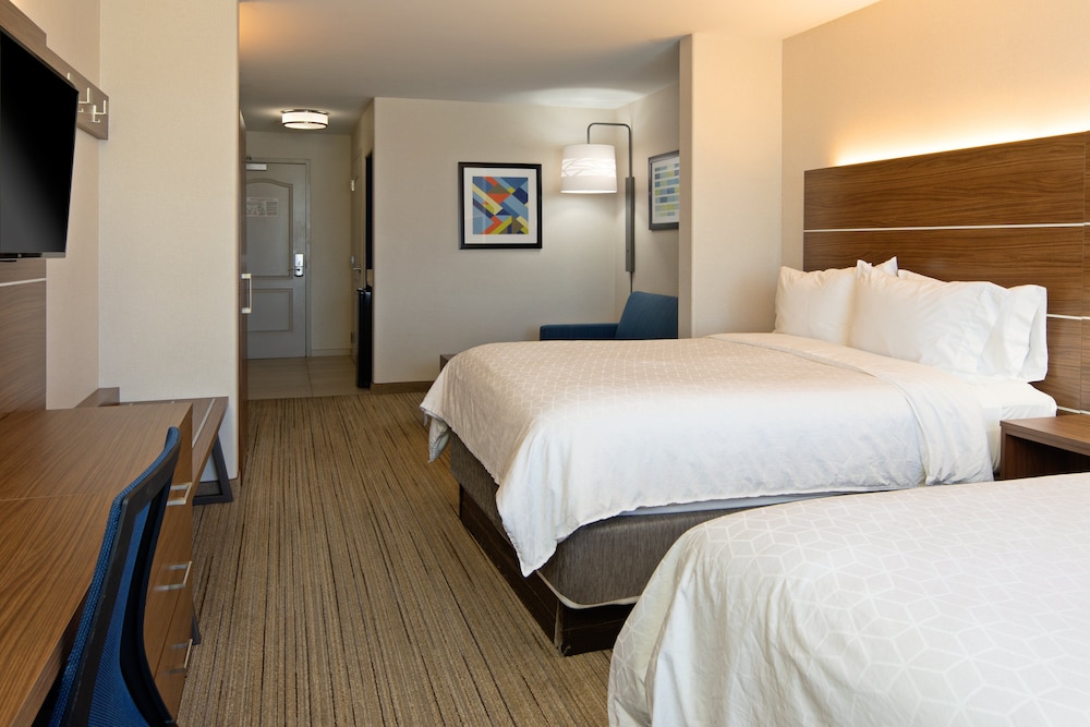 Suite, 2 Queen Beds - Photo 3
