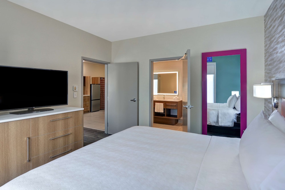 Suite, 1 King Bed, Accessible (Hearing) - Photo 3