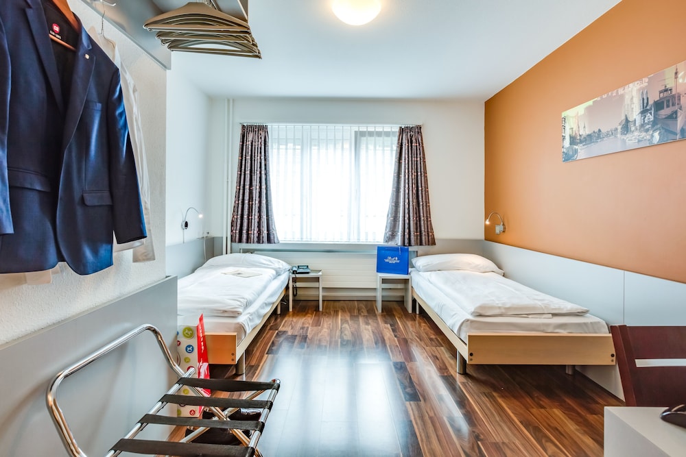 Economy Twin Room - Photo 13